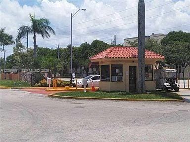 7000 NW 186th Street 4-323, Hialeah, FL 33015 photo 2