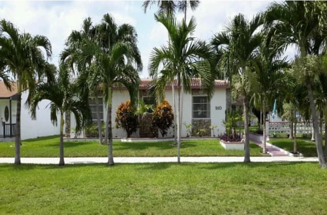 904-910 NE 10th Street, Hallandale Beach, FL