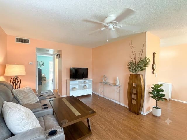 28 PINE ARBOR 105, Vista Royale Phase Iv Bldgs, Vero Beach, FL