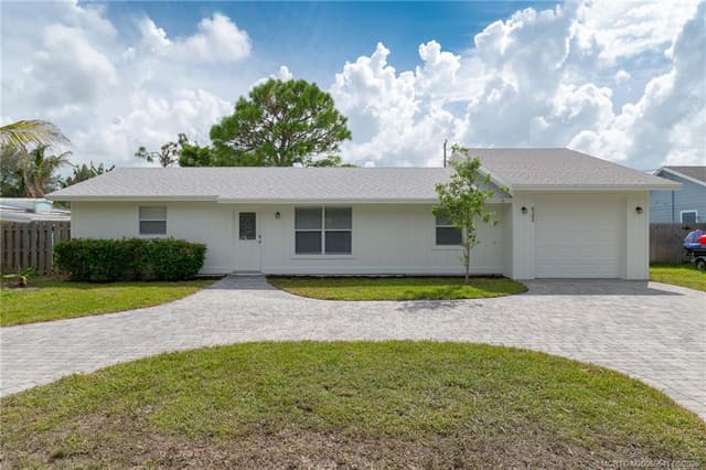 8300 SE Camellia Drive, Hobe Sound, FL 33455