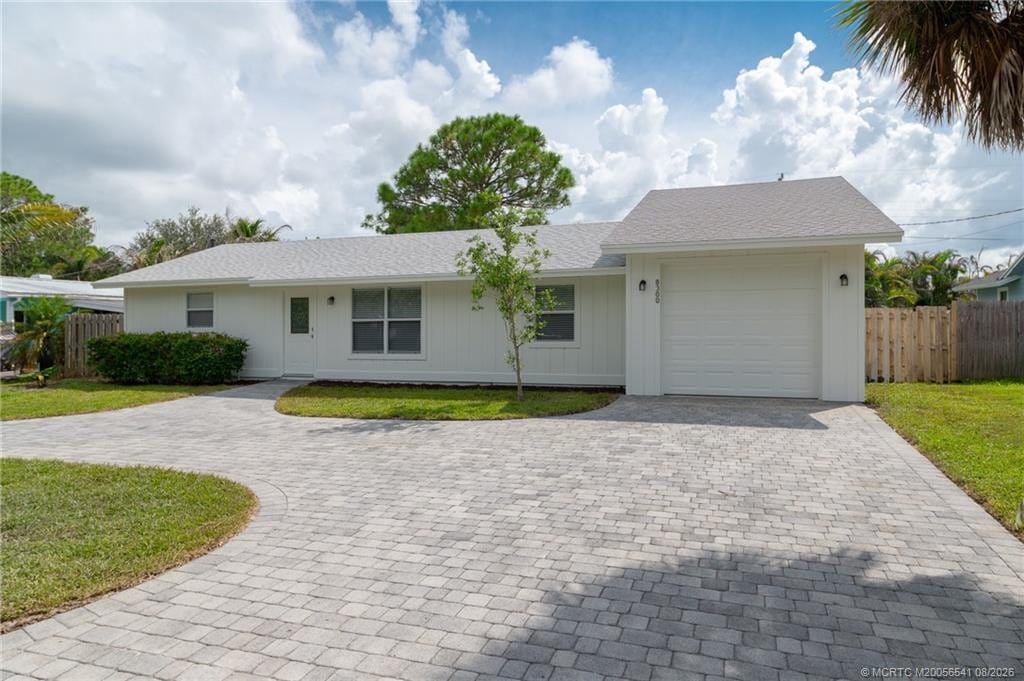 8300 SE Camellia Drive, Hobe Sound, FL 33455 photo 2
