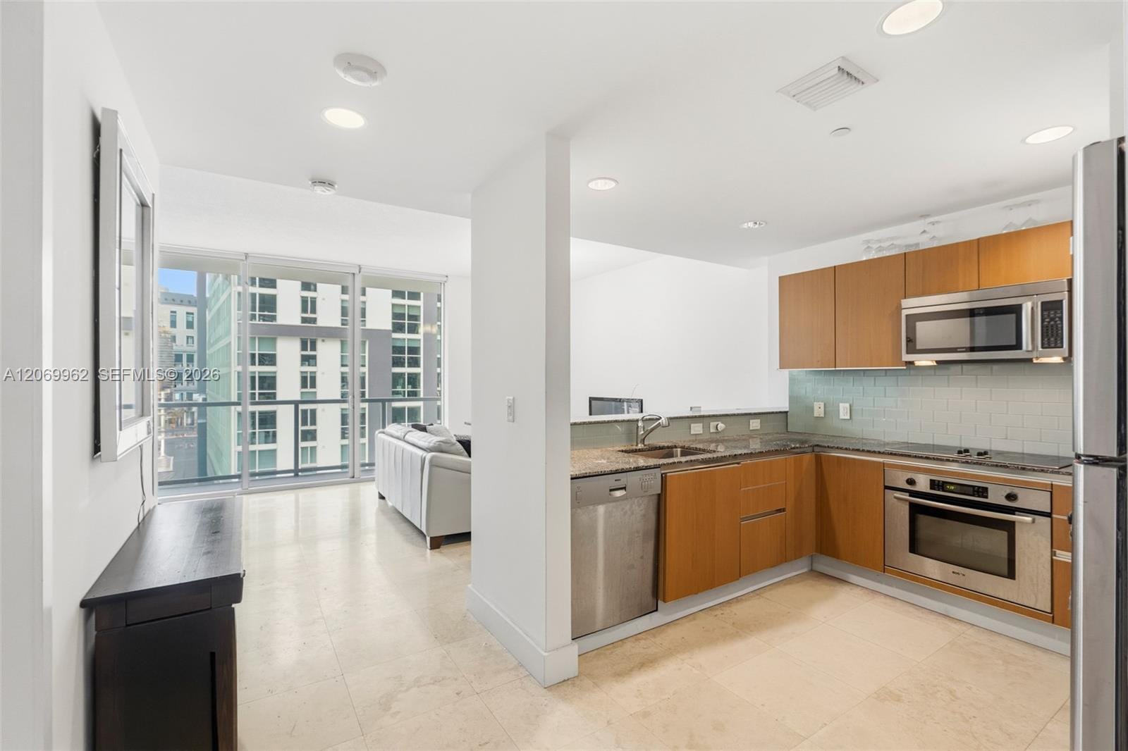 1050 Brickell Avenue 2112, Miami, FL 33131 photo 2