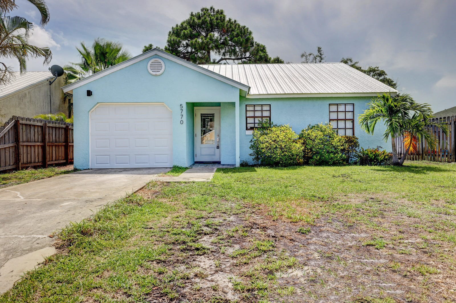 5770 SE WILSIE Drive — photo 1