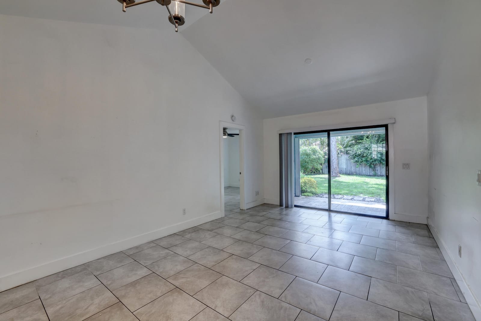 5770 SE WILSIE Drive — photo 3