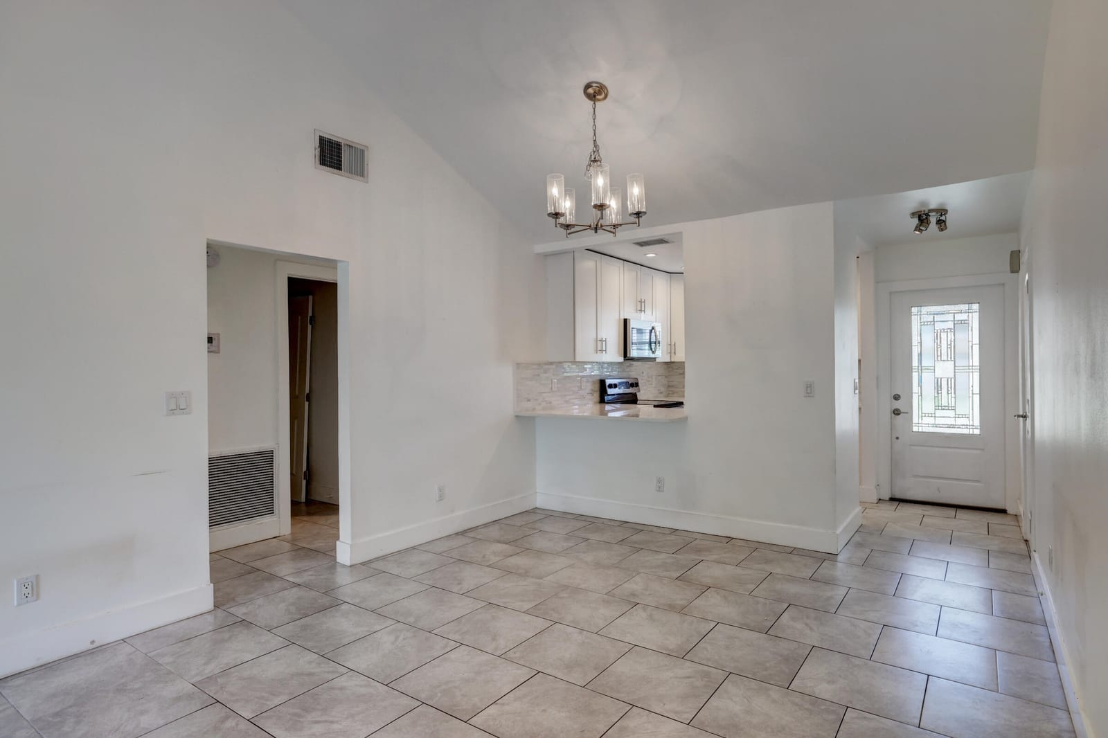 5770 SE WILSIE Drive — photo 4