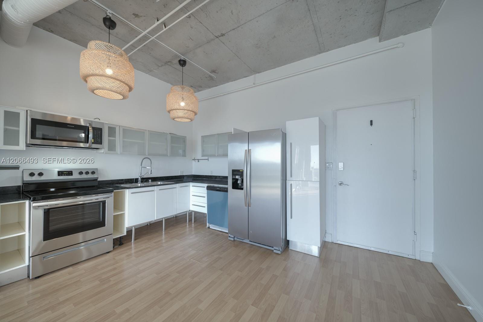 10 S River Drive 1406 — photo 4