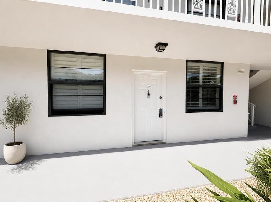3540 WHITEHALL Drive 105, West Palm Beach, FL 33401