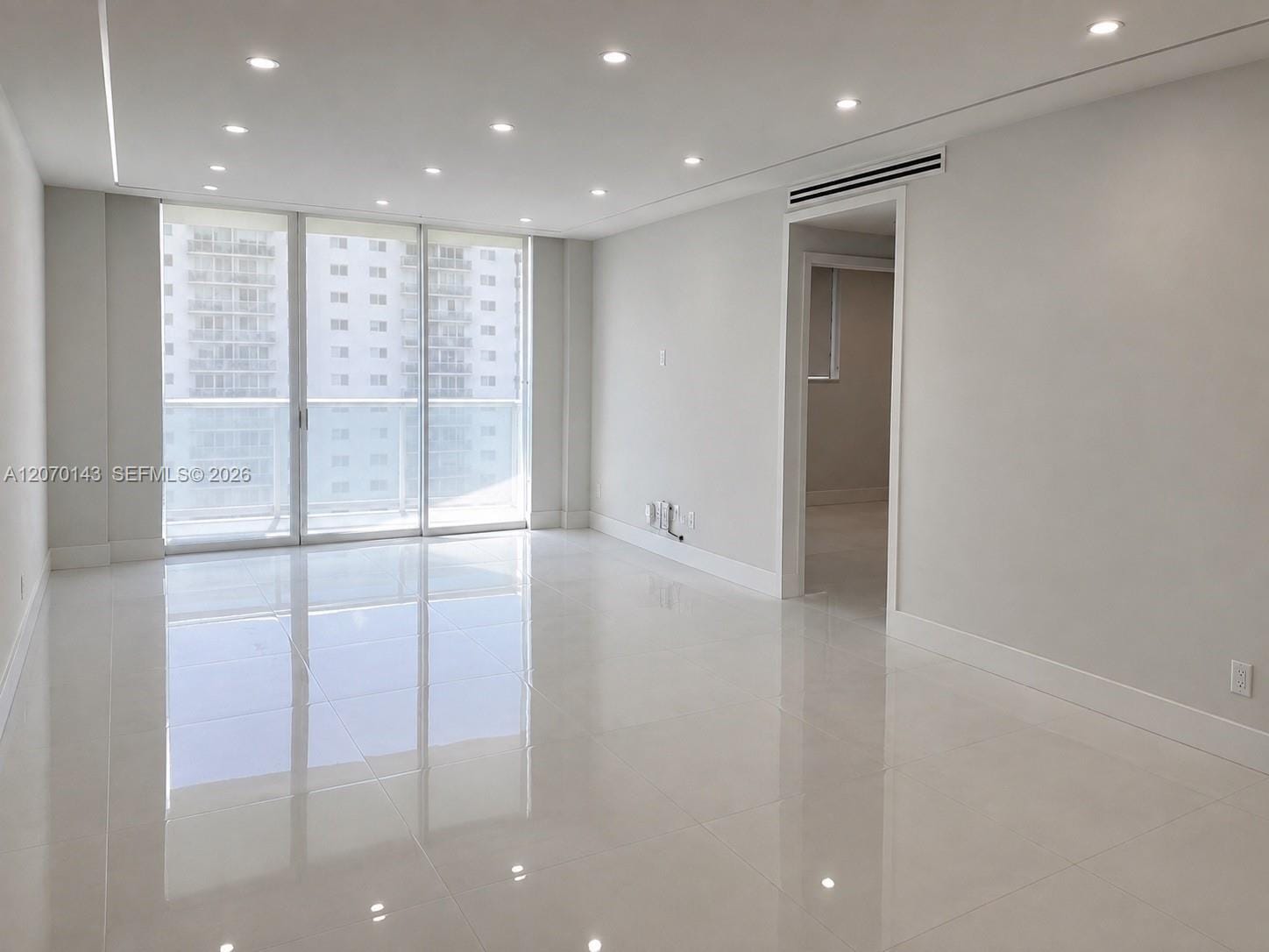19390 Collins Avenue 908, Sunny Isles Beach, FL 33160 photo 4