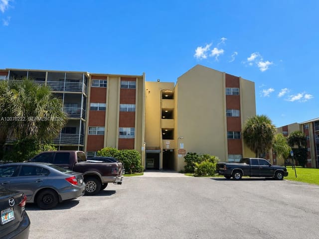 3600 NW 21st Street 313, Lauderdale Lakes, FL 33311