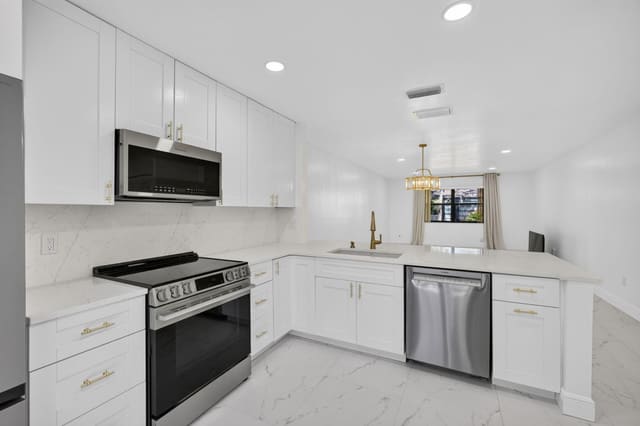 320 Elmira Court, sold in Strathmore Gate West Unit 2, Royal Palm Beach, FL
