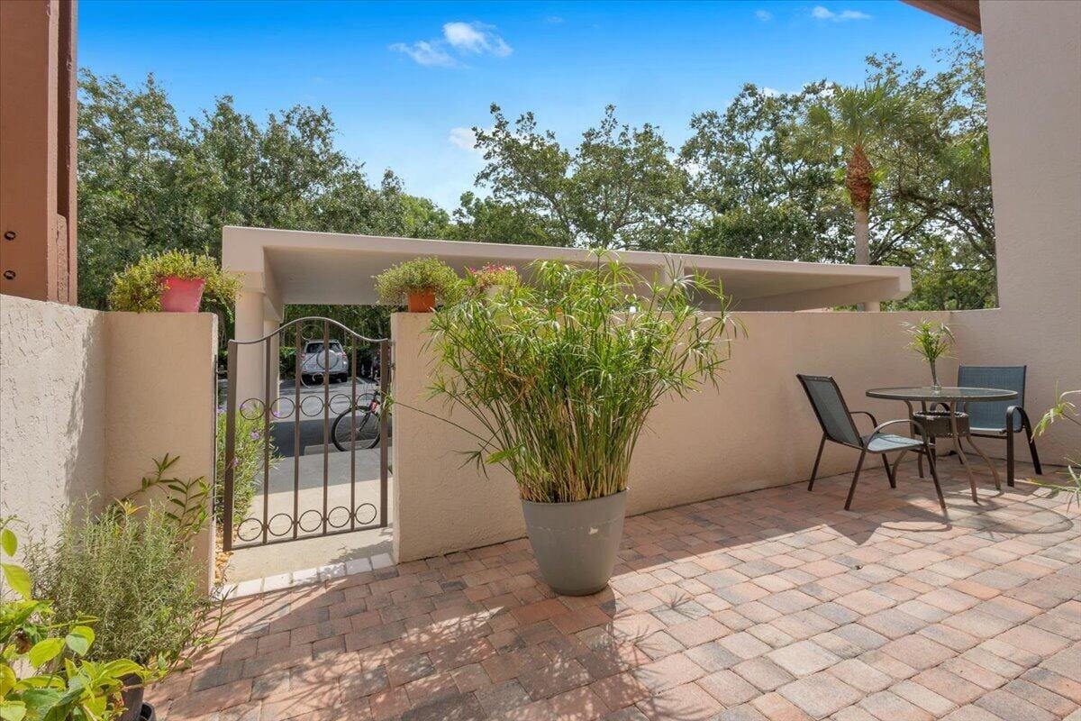 6050 SE Martinique Drive 102 — photo 3