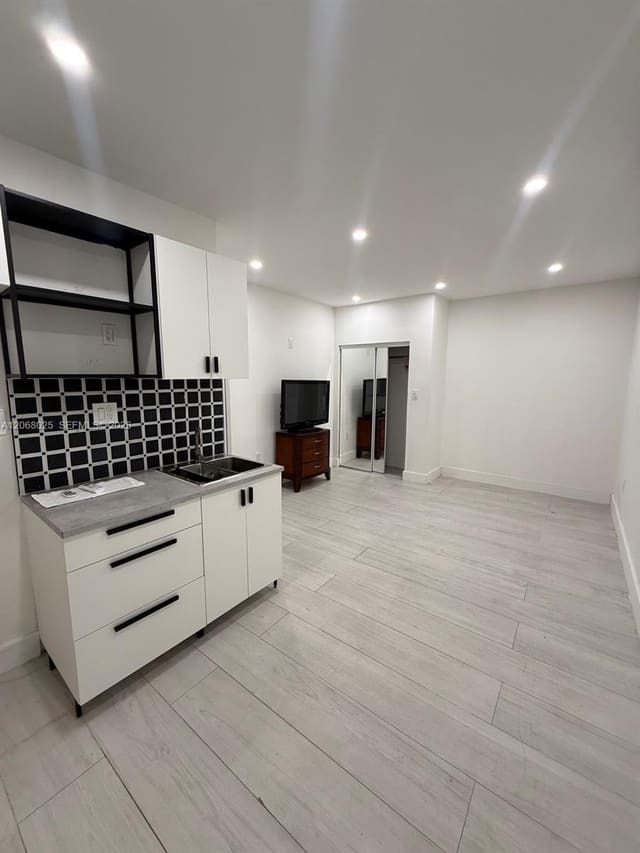1140 N Douglas Road 1, Pembroke Pines, FL 33024