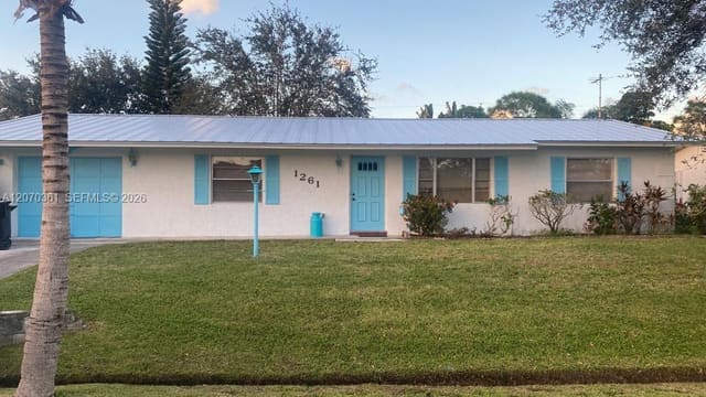 1261 SE Mendavia Avenue, Port St. Lucie, FL 34952