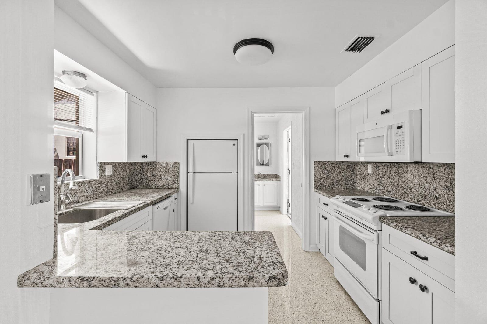 211 Sunrise Avenue 5 — photo 7