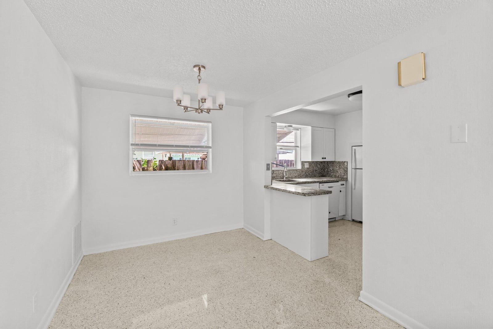 211 Sunrise Avenue 5 — photo 8