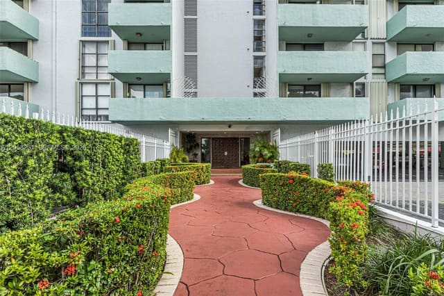 1825 W 44th Place 509, Hialeah, FL 33012