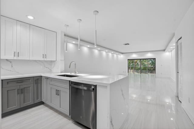 9272 Vista Del Lago 28F, Pines Of Boca Lago, Boca Raton, FL