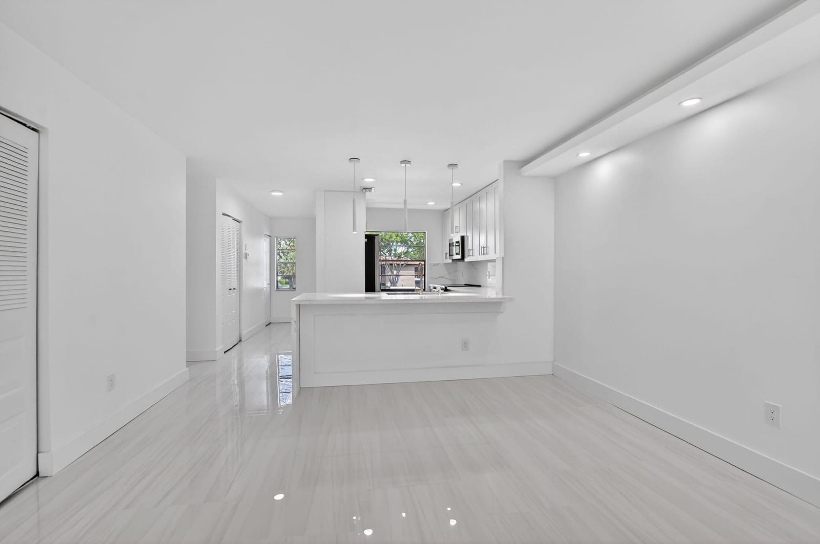 9272 Vista Del Lago 28F — photo 10