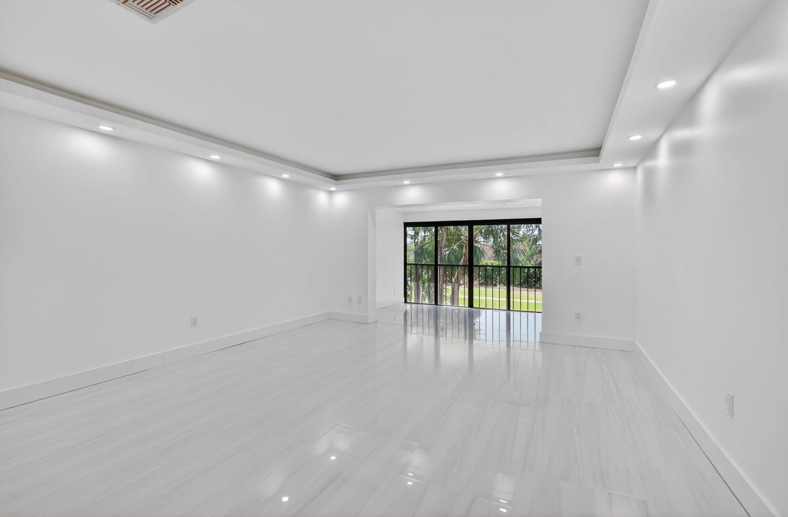 9272 Vista Del Lago 28F — photo 11