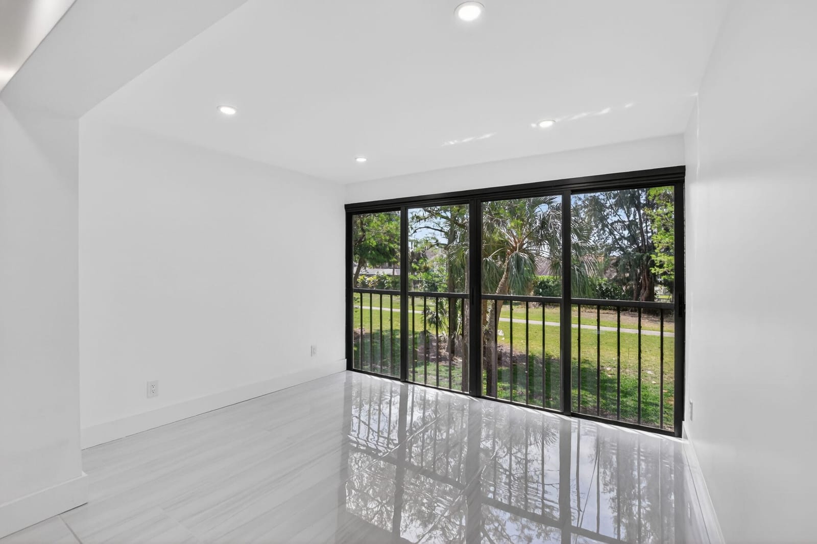9272 Vista Del Lago 28F — photo 12