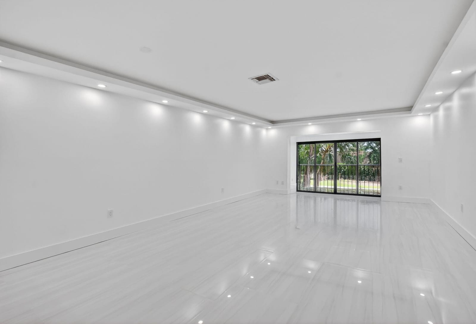 9272 Vista Del Lago 28F — photo 3
