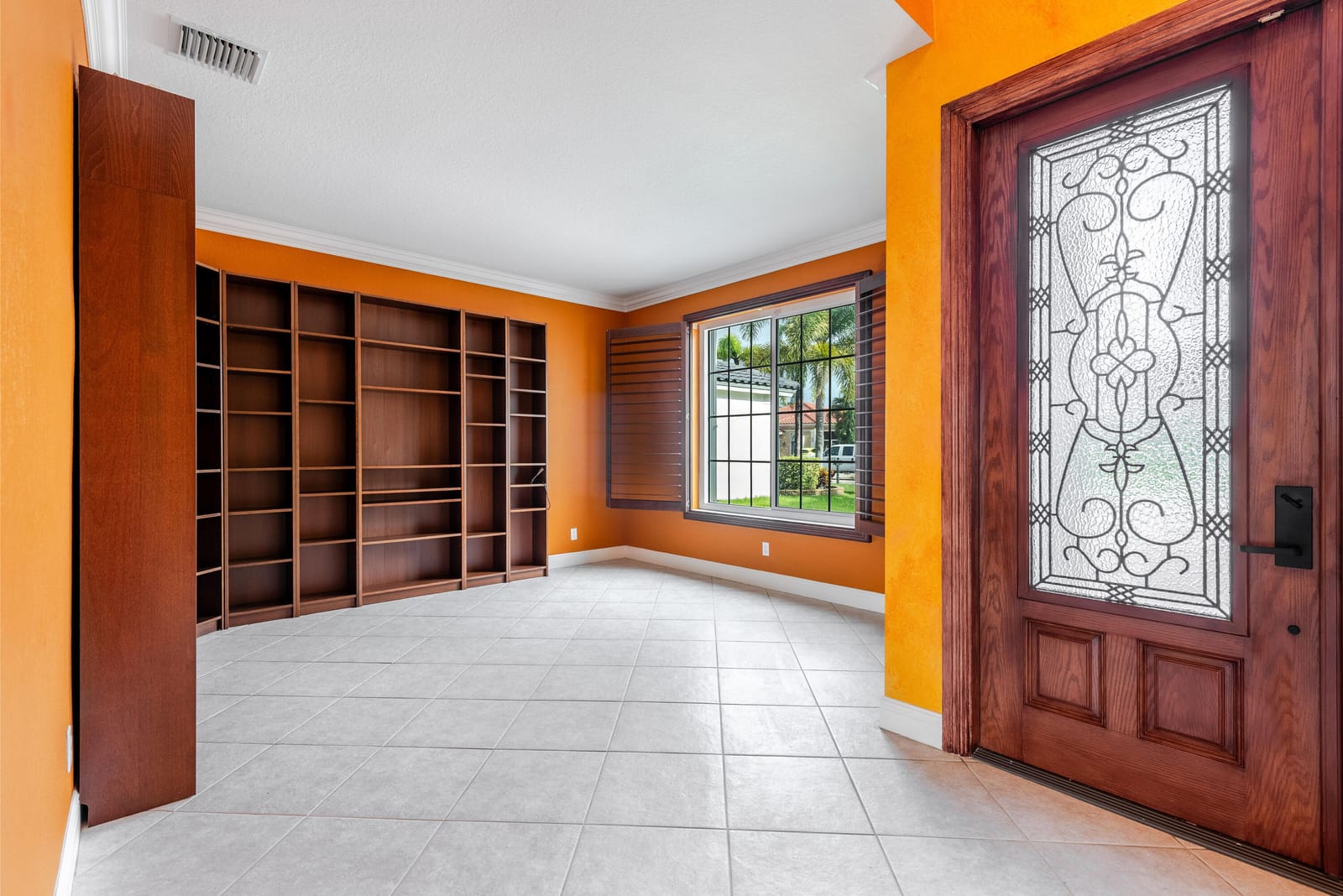 112 ISOLA Circle — photo 2