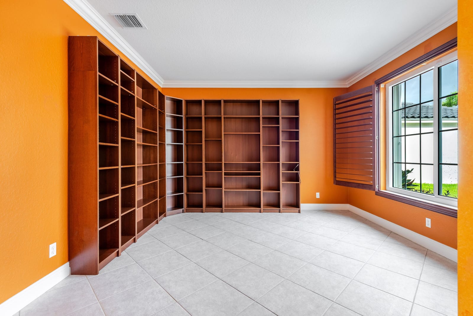 112 ISOLA Circle — photo 3