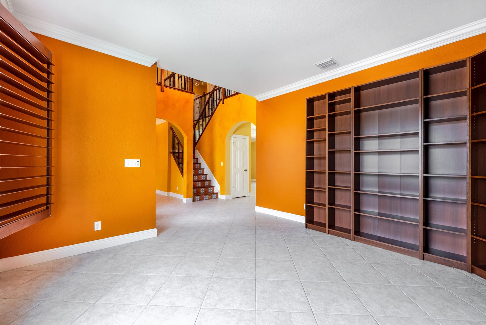 112 ISOLA Circle — photo 4