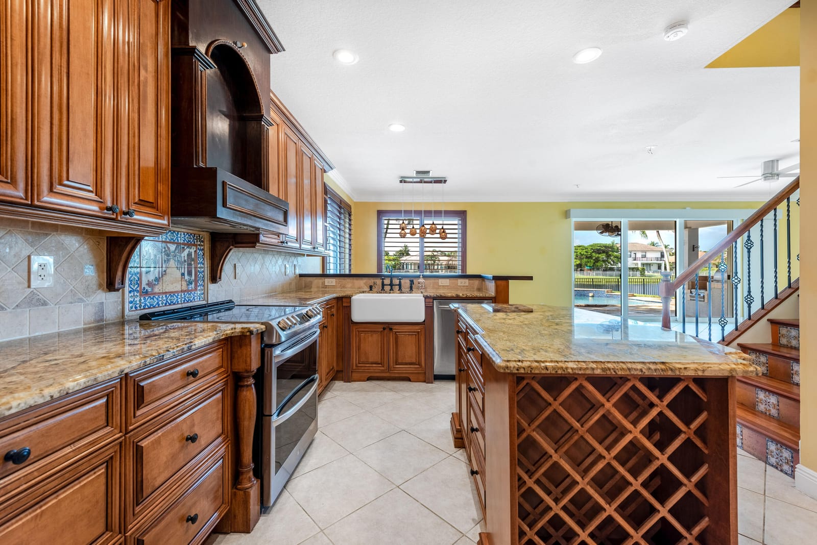 112 ISOLA Circle — photo 7