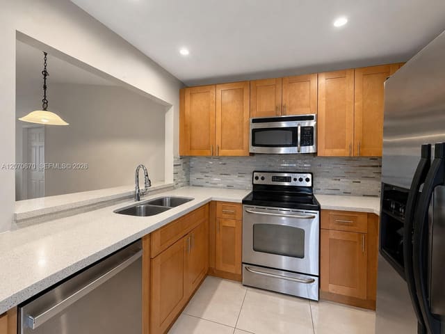 454 NE 210th Circle Terrace 202-7B, Miami, FL 33179