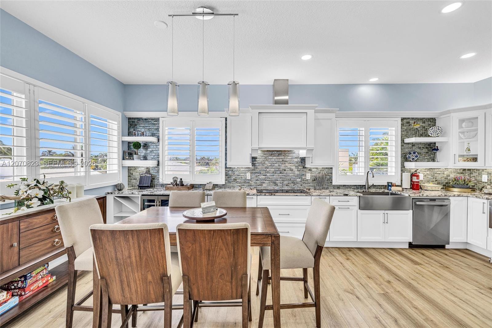 311 N Surf Road — photo 3