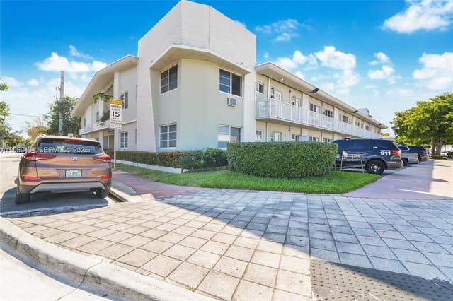 6930 Rue Versailles 18, Miami Beach, FL 33141