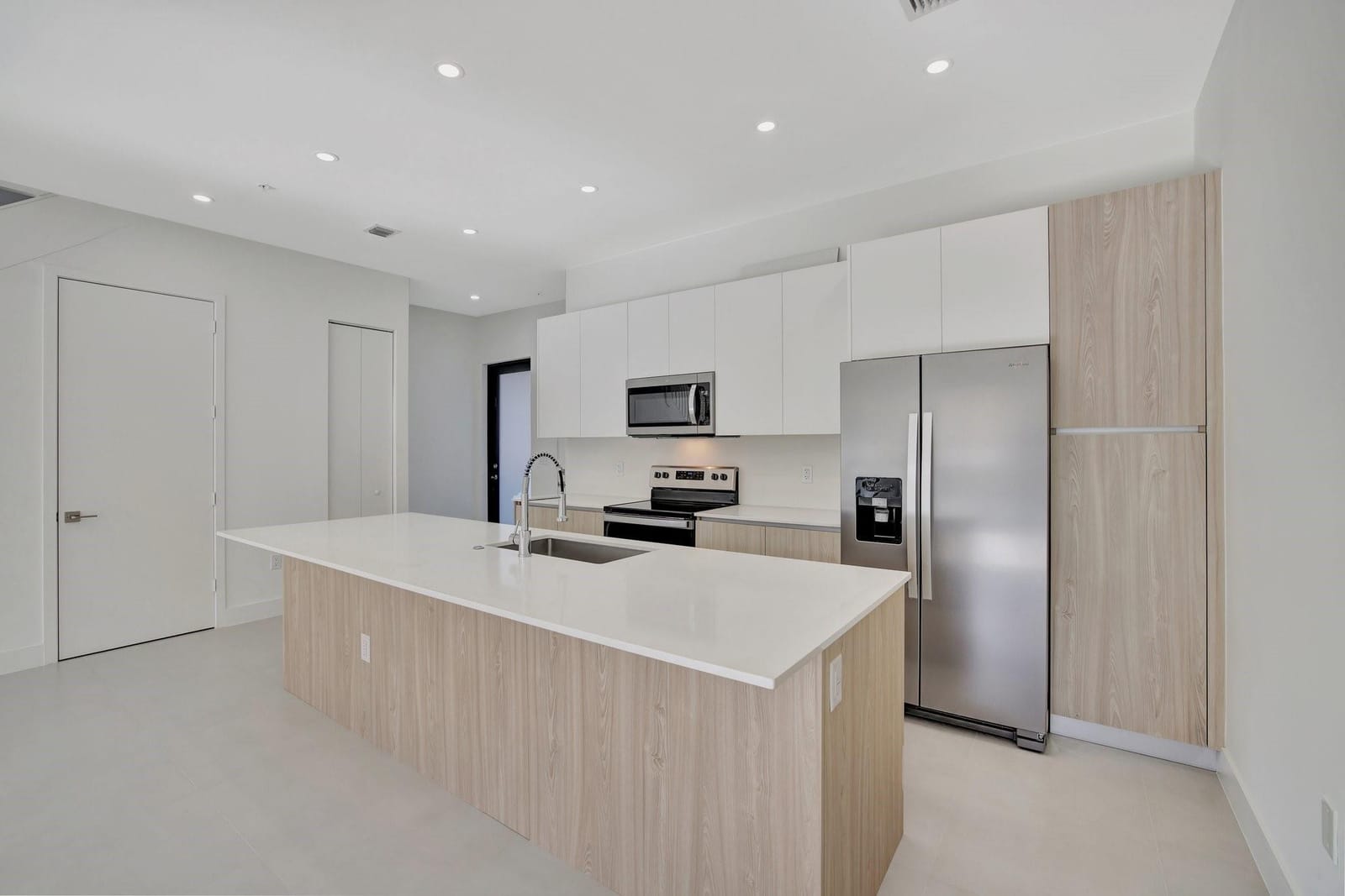 4208 NE 7TH Terrace — photo 6