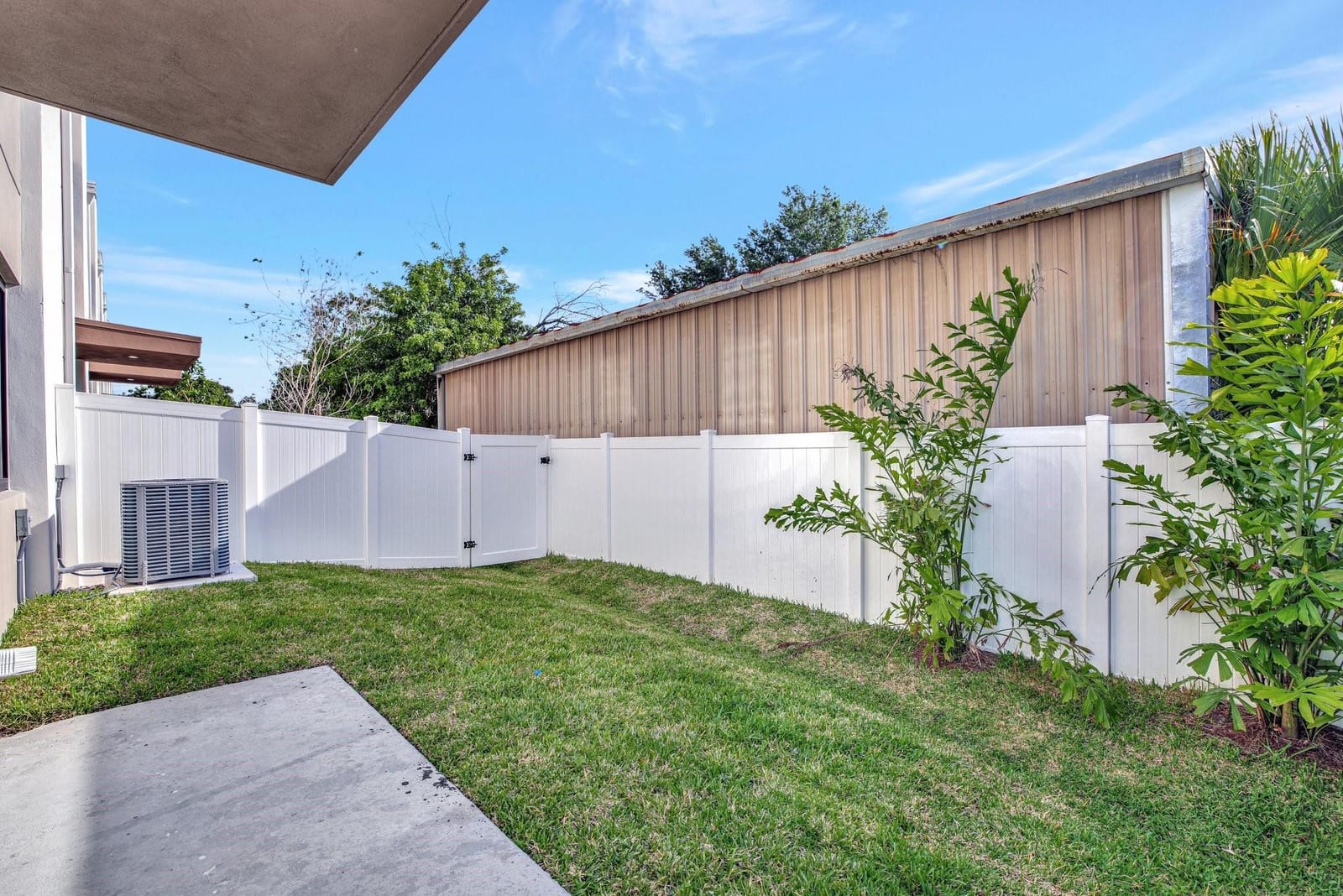 4208 NE 7TH Terrace — photo 8