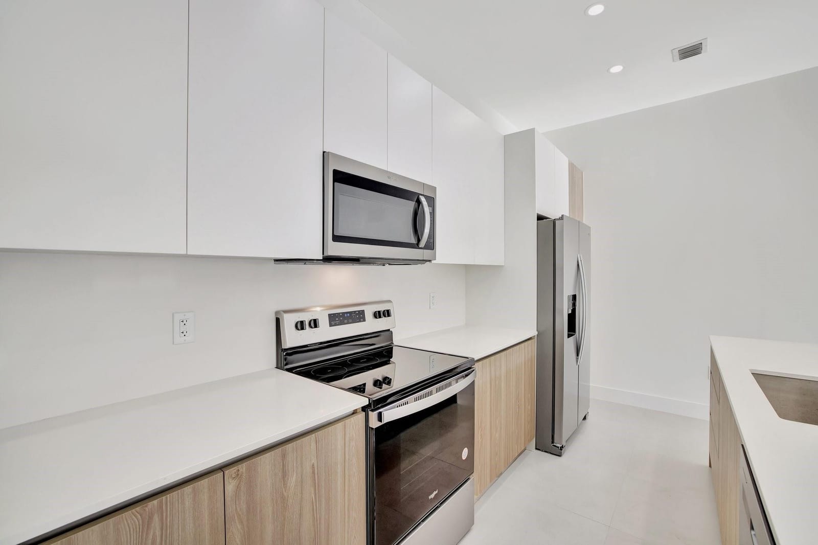 4208 NE 7TH Terrace — photo 2