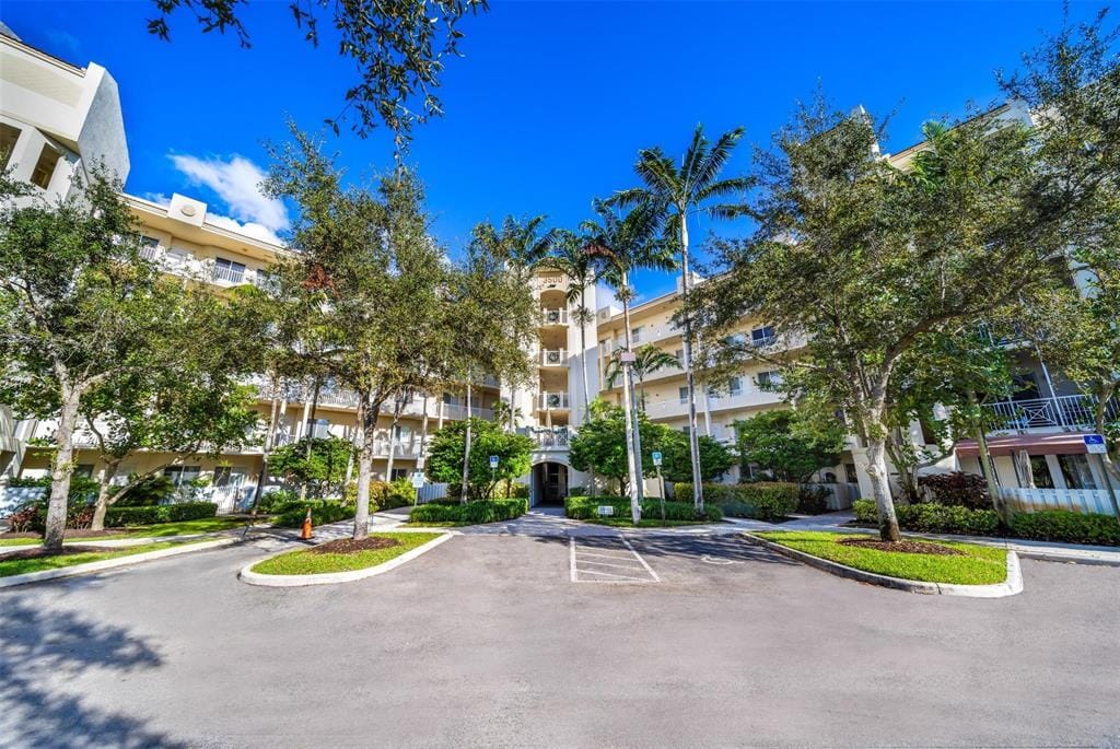 3600 OAKS CLUBHOUSE 404