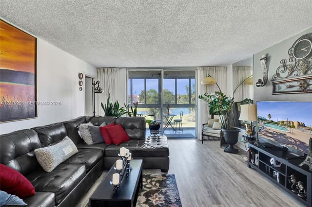 9461 Sunrise Lakes Boulevard 208, Sunrise, FL 33322