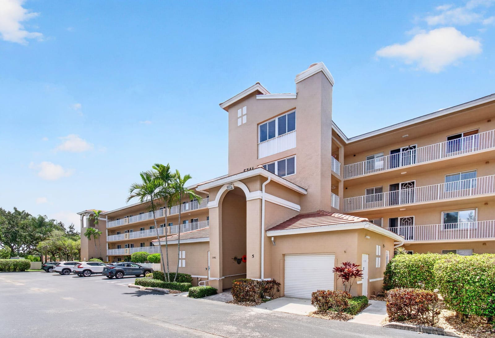 5746 CRYSTAL SHORES Drive 303 — photo 2