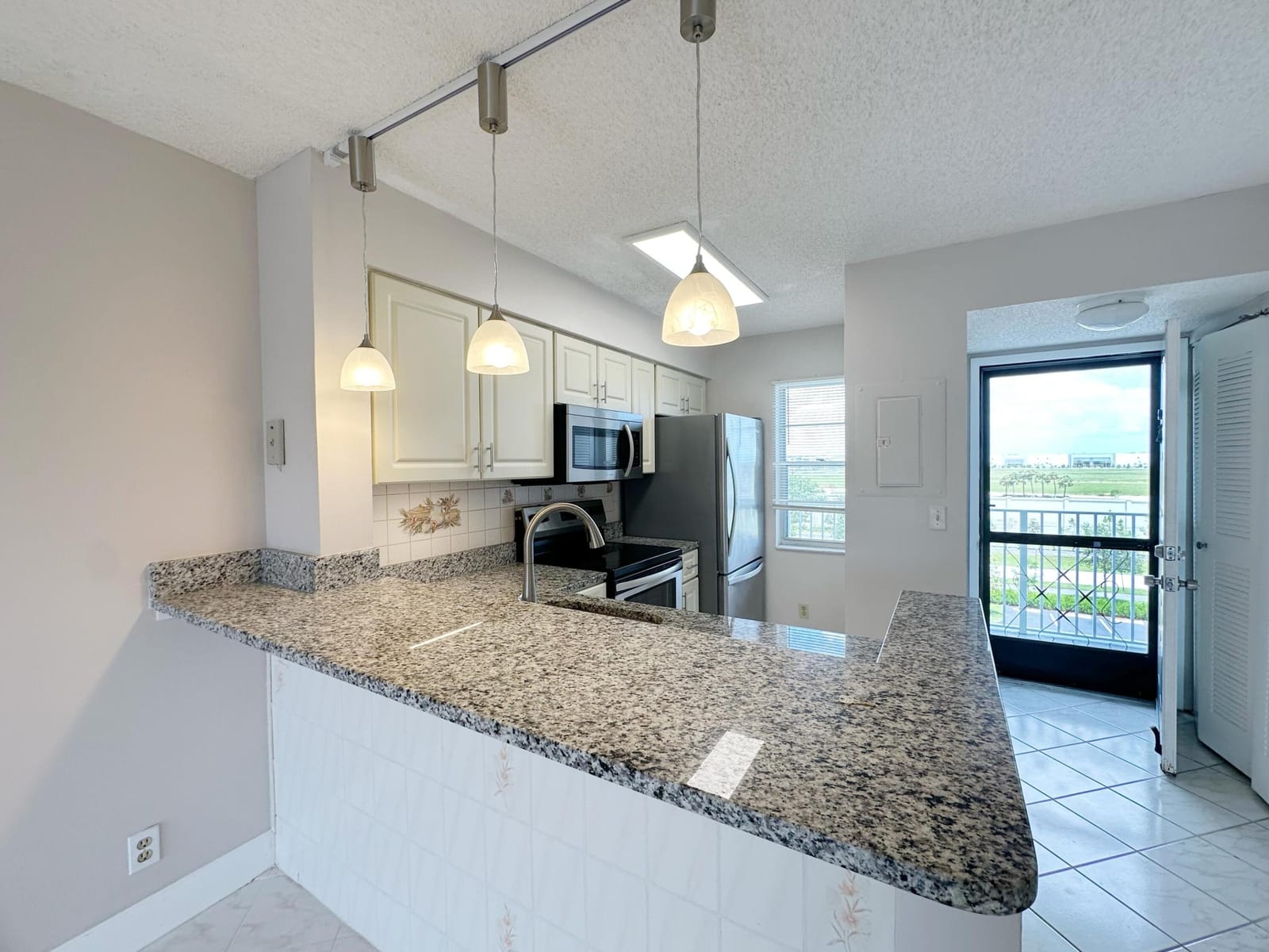 2220 N CYPRESS BEND Drive 503 — photo 2