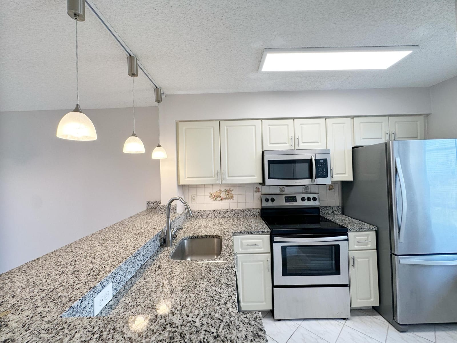 2220 N CYPRESS BEND Drive 503 — photo 3