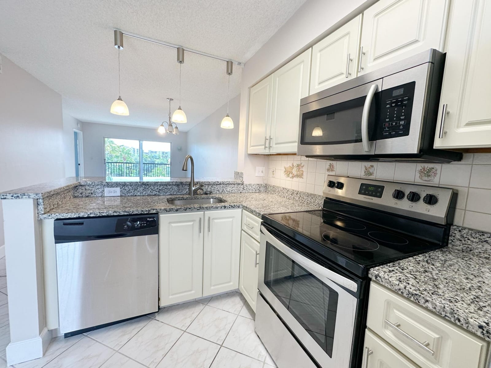 2220 N CYPRESS BEND Drive 503 — photo 4