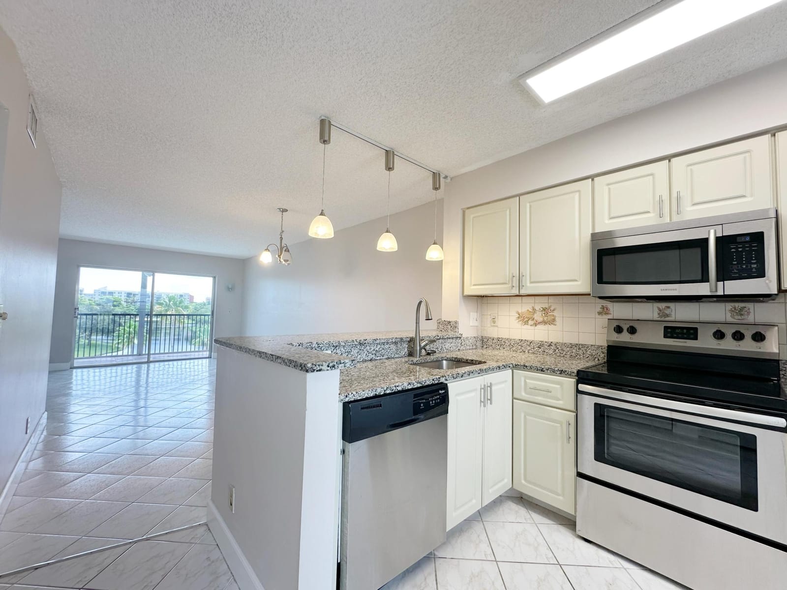2220 N CYPRESS BEND Drive 503 — photo 5