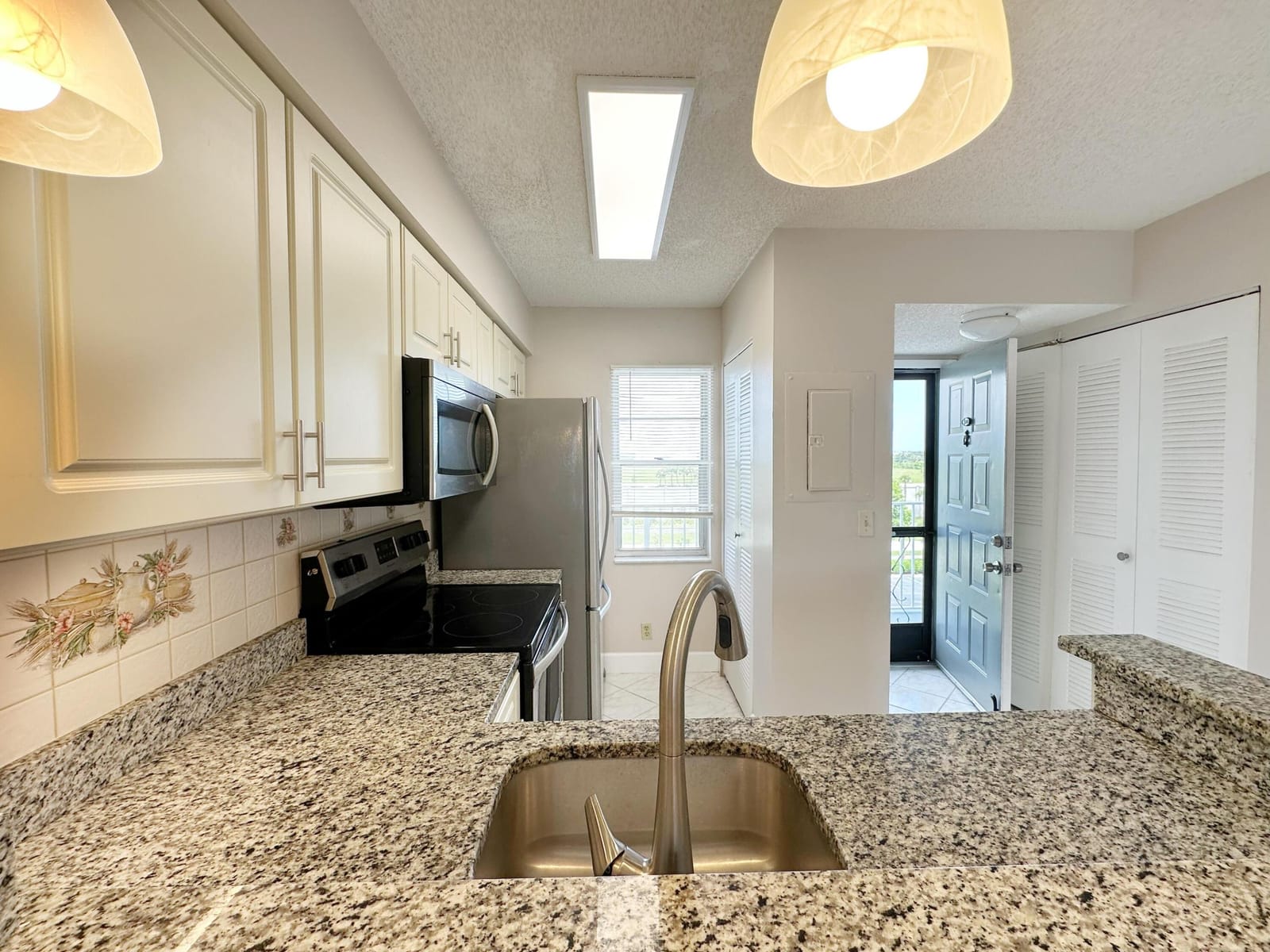 2220 N CYPRESS BEND Drive 503 — photo 6