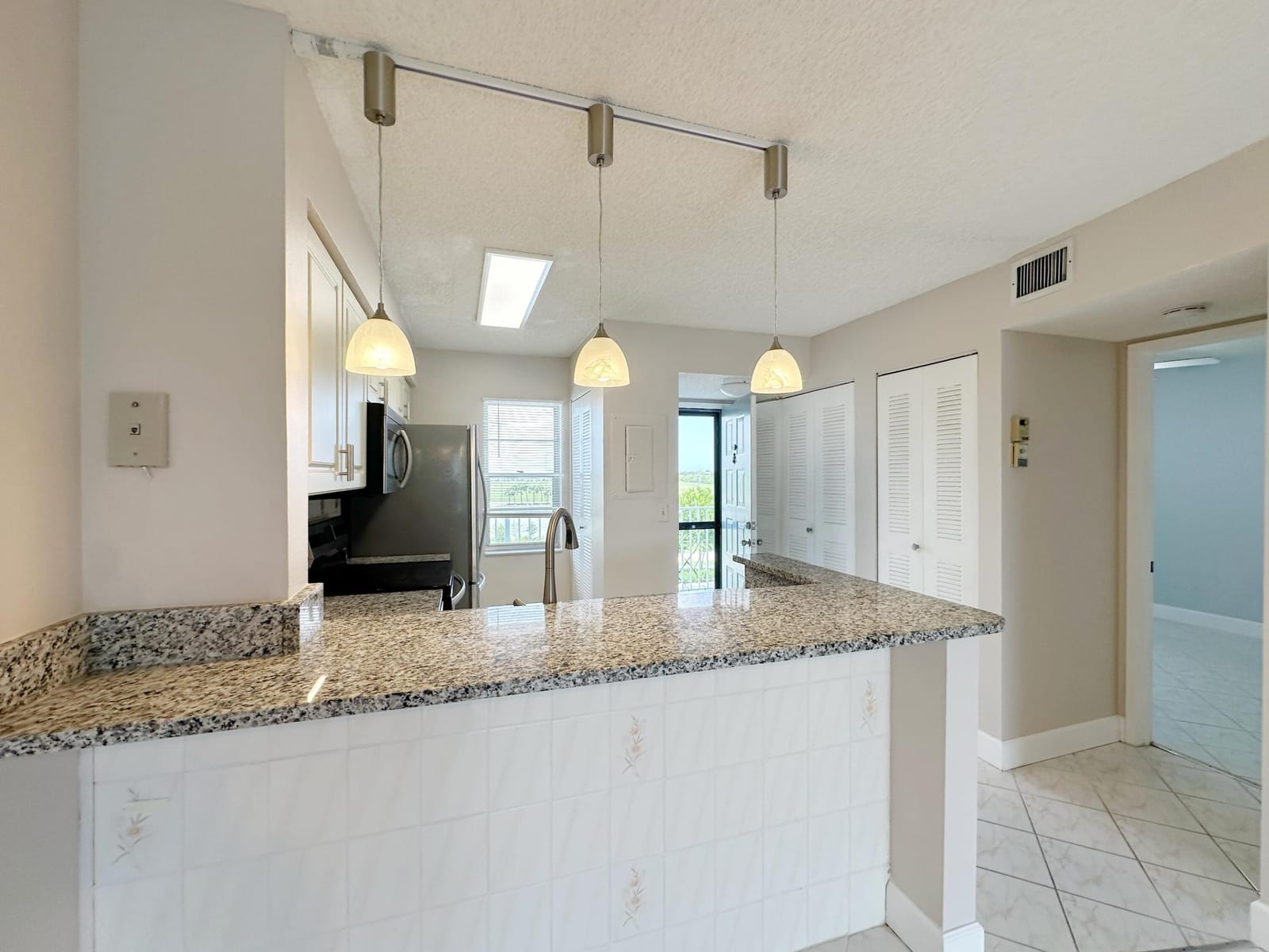 2220 N CYPRESS BEND Drive 503 — photo 7