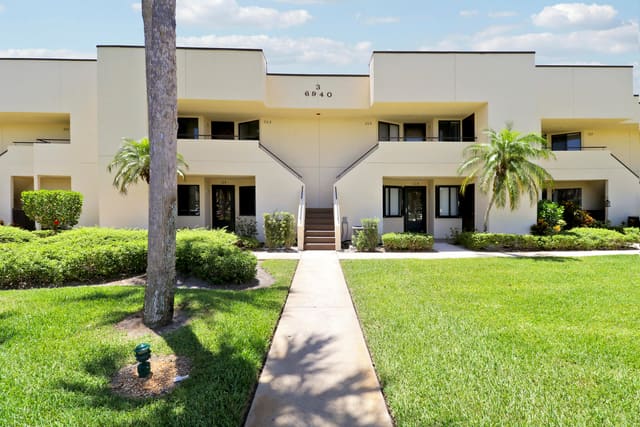 6940 SE Constitution Boulevard 3-203, Hobe Sound, FL 33455