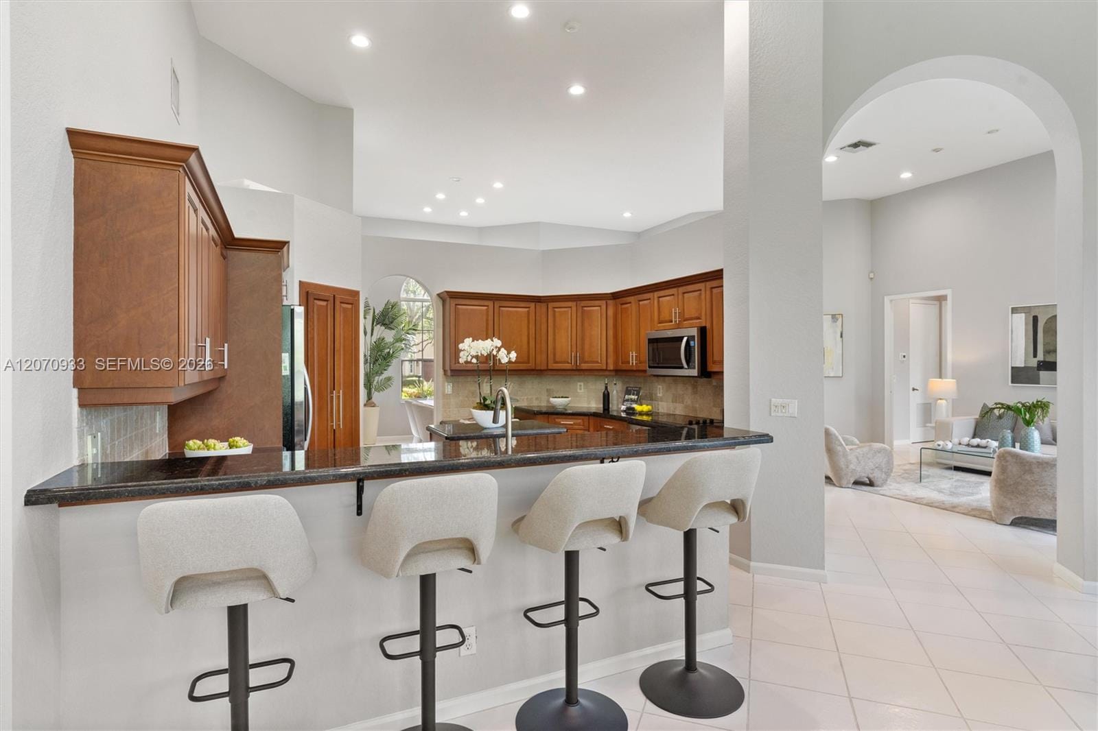2733 Meadowood Drive — photo 8
