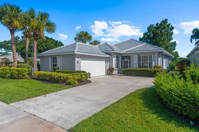 323 NW BENTLEY Circle, sold in Lakes At St Lucie West Plat No 48, Port St Lucie, FL