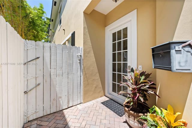 423 SW 16th Street, Lauderdale, Fort Lauderdale, FL