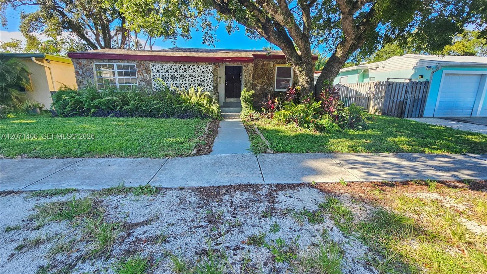 214 SW 2nd Place — photo 1