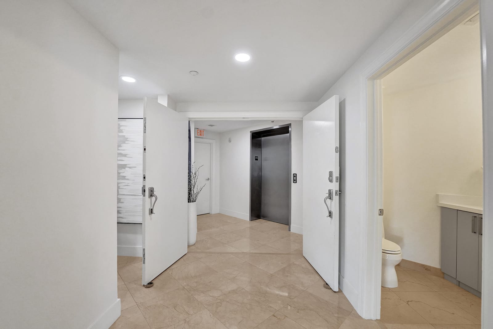 410 Hendricks Isle 203 — photo 6